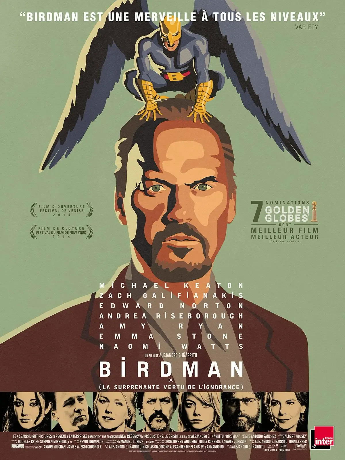 Ein Mann mit ernster Miene und einem großen Vogel auf dem Kopf ist im Zentrum eines filmischen Plakats, das verschiedene Schauspielernamen und Kritiken zeigt.