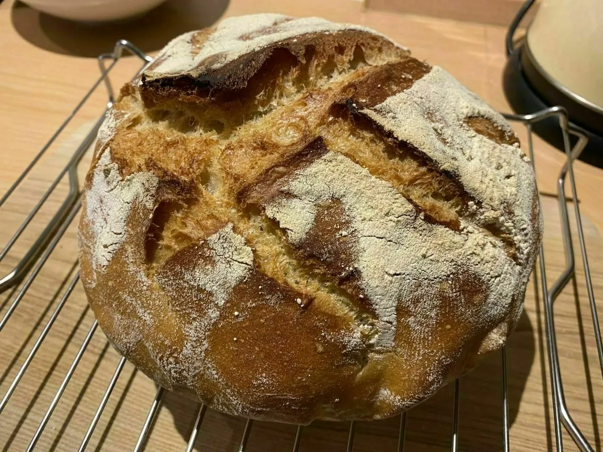 Ein selbsgebackenes Brot auf einem Rost