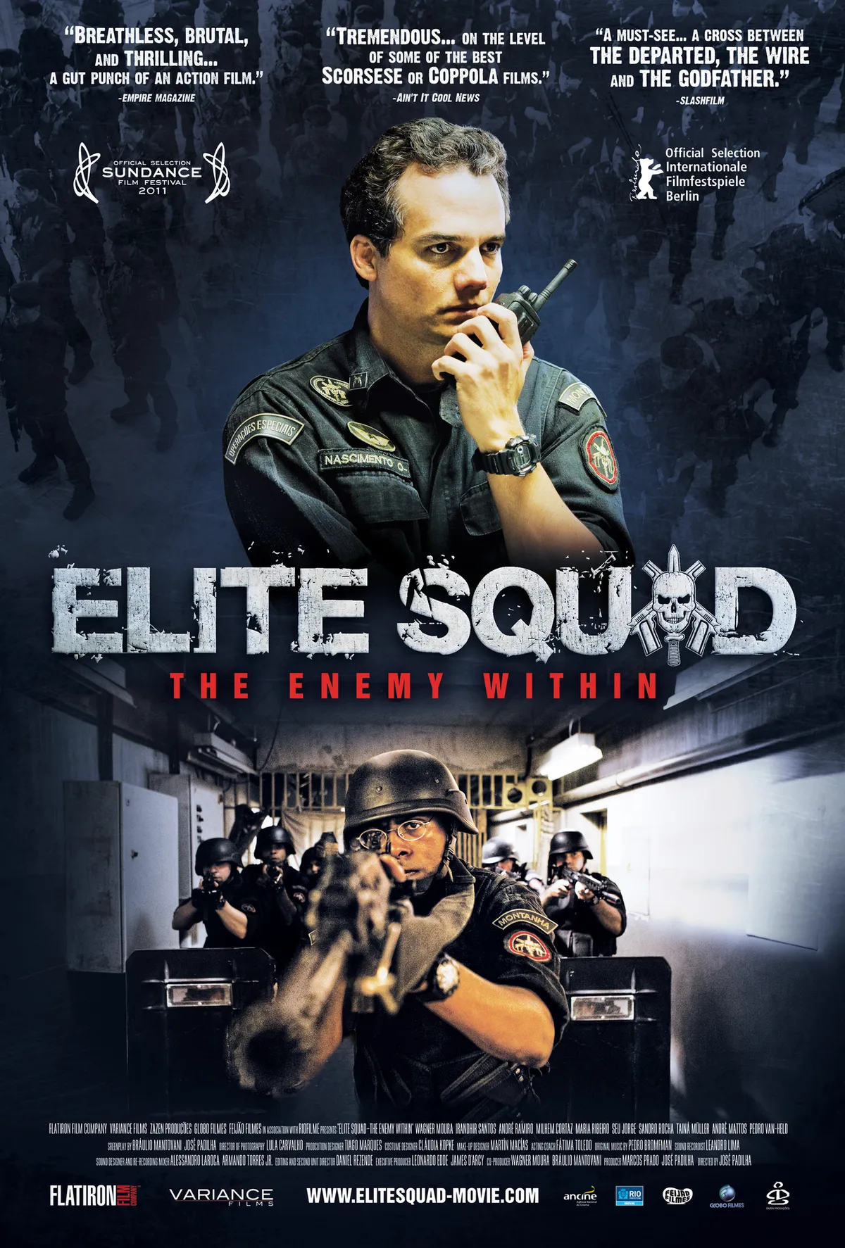 Ein Soldat vor einem blauen Hintergrund hält ein Funkgerät, während eine bewaffnete Gruppe darunter einen Korridor entlangrennt, begleitet von den Worten Elite Squad: The Enemy Within.