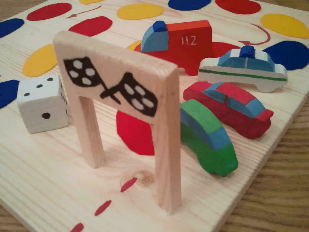Ein selbstgebautes Holzspielbrett mit Figuren