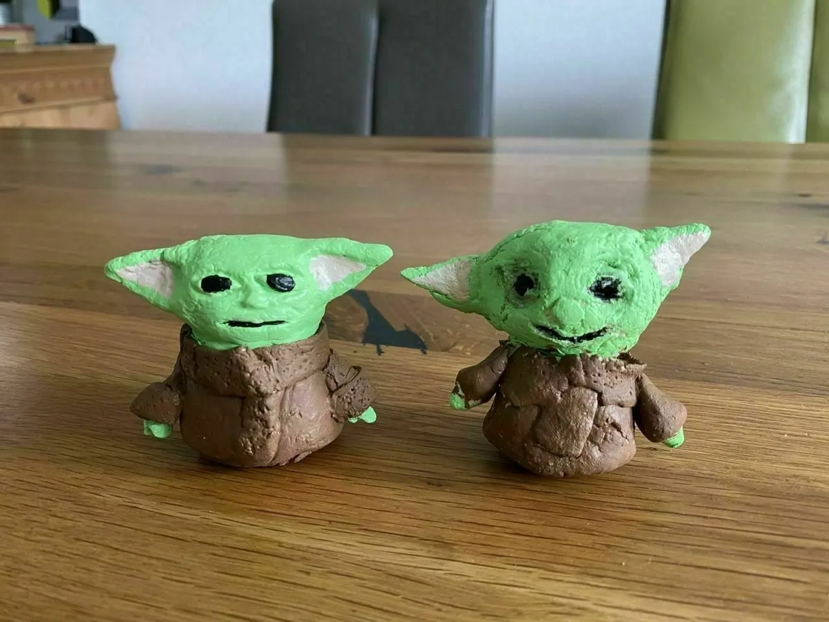 Mit Acrylfarbe bemalte Baby-Yodas aus Salzteig