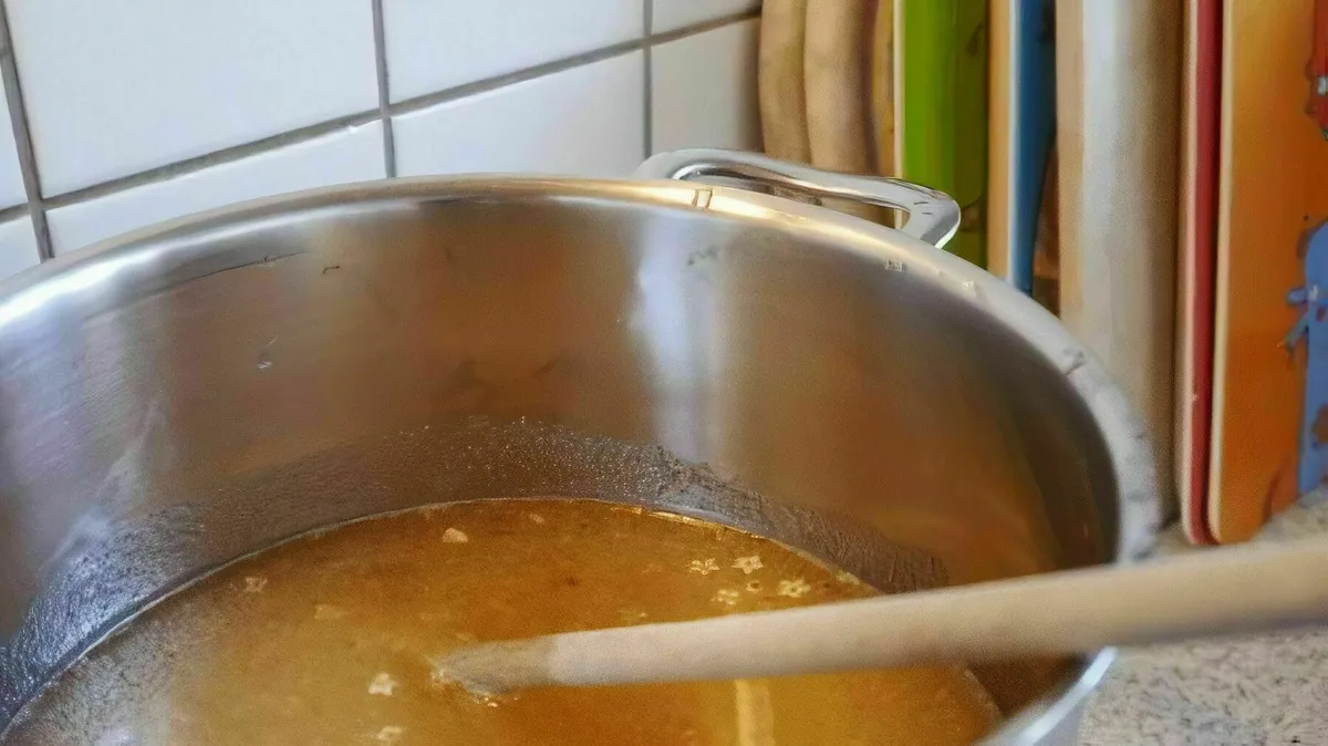 Holunderblütengelee köchelt in einem großen Topf