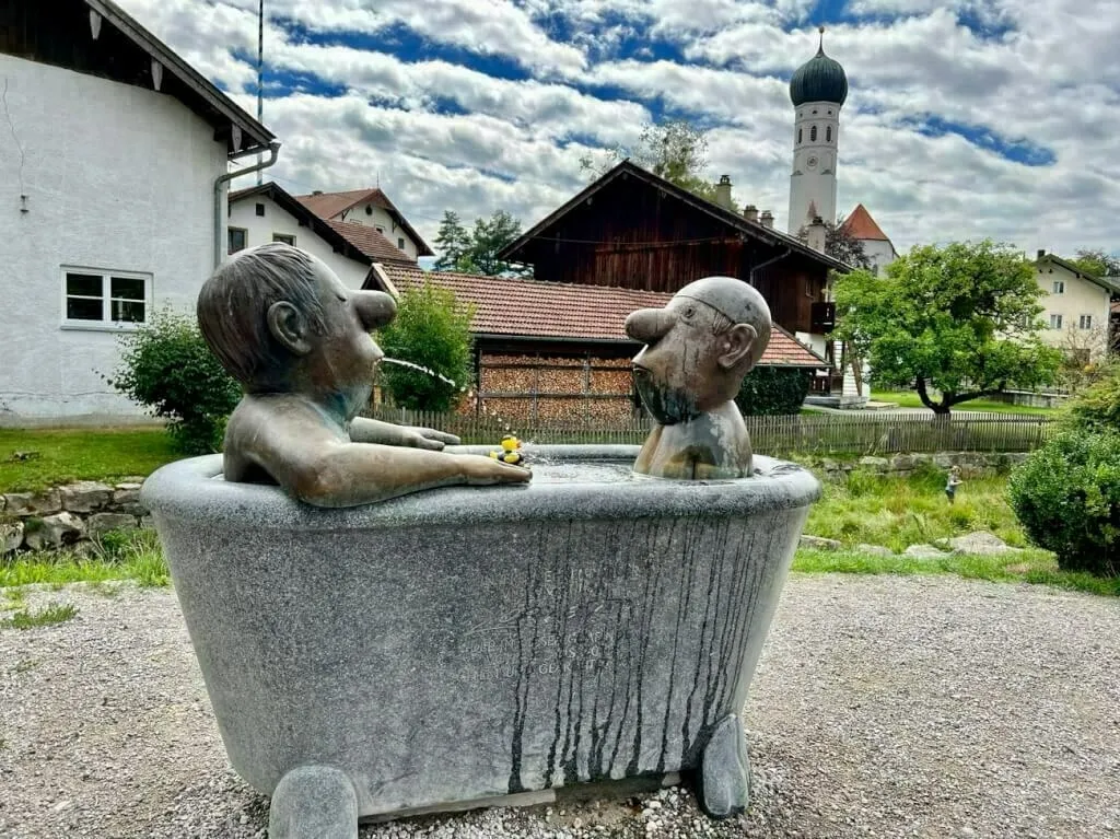 Das Loriot-Denkmal in Münsing mit den beiden Herren im Bad.