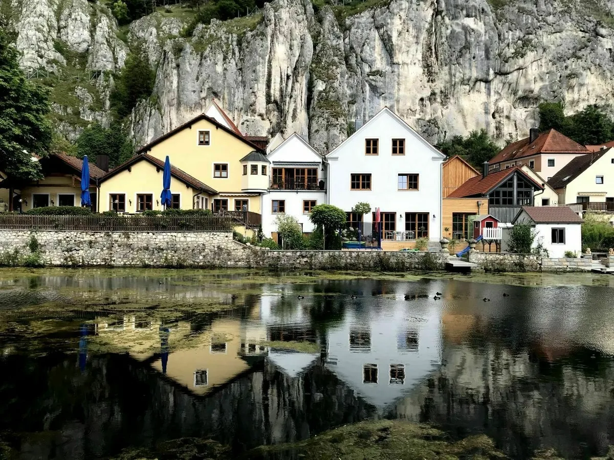 Häuser in Essing die sich im Wasser spiegeln