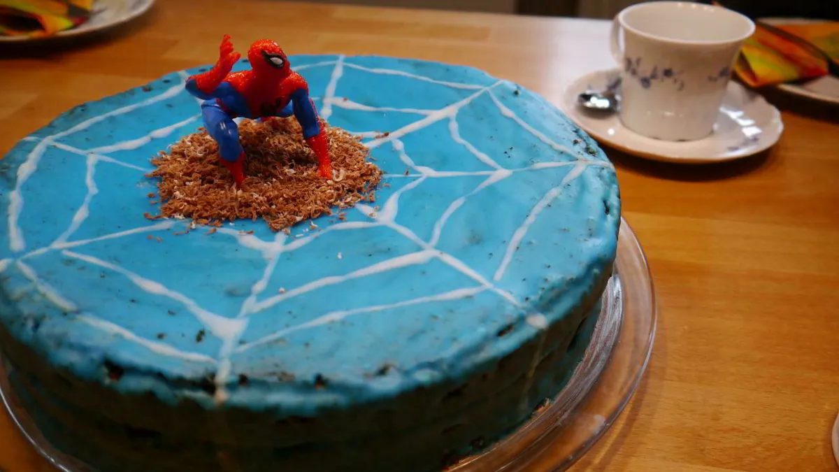 Spiderman-Kuchen ohne Rezept aber mit ganz viel Lebensmittelfarbe