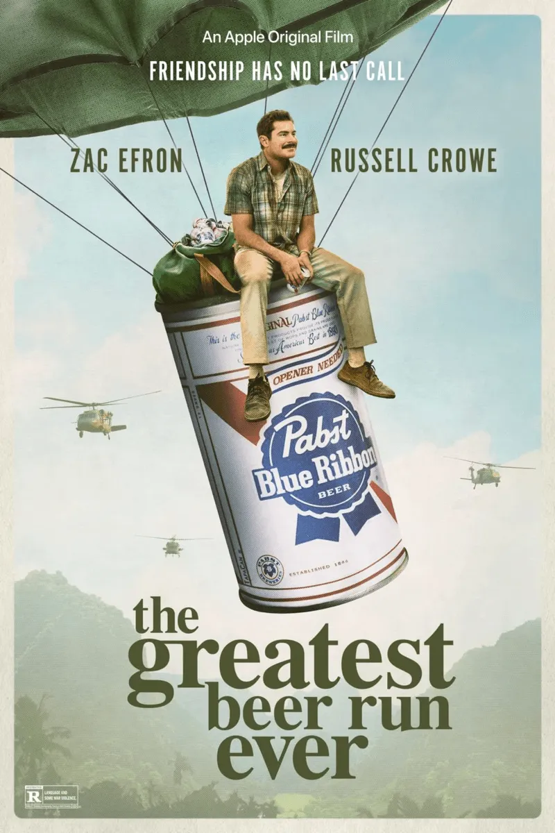Filmposter für "The Greatest Beer Run Ever" mit Zac Efron, der auf einer riesigen Dose Pabst Blue Ribbon Bier sitzt, die von einem Fallschirm herabhängt, während Hubschrauber im Hintergrund über einen Dschungel fliegen. Die Schlagzeile lautet: "FRIENDSHIP HAS NO LAST CALL".