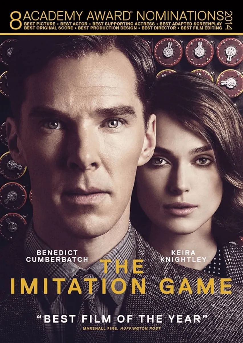 Filmplakat für den Film The Imitation Game (2014). Es zeigt eine Nahaufnahme der Hauptdarsteller Benedict Cumberbatch (im Vordergrund, in einem Hemd mit Krawatte) und Keira Knightley (im Hintergrund, in einem karierten Mantel). Im Hintergrund sind Reihen von Enigma-Maschinen-Trommeln zu sehen. Oben steht: "8 ACADEMY AWARD NOMINATIONS". Der Filmtitel THE IMITATION GAME steht prominent am unteren Rand, zusammen mit den Namen der Schauspieler und dem Zitat: ""BEST FILM OF THE YEAR" - MARSHALL FINE, HUFFINGTON POST."