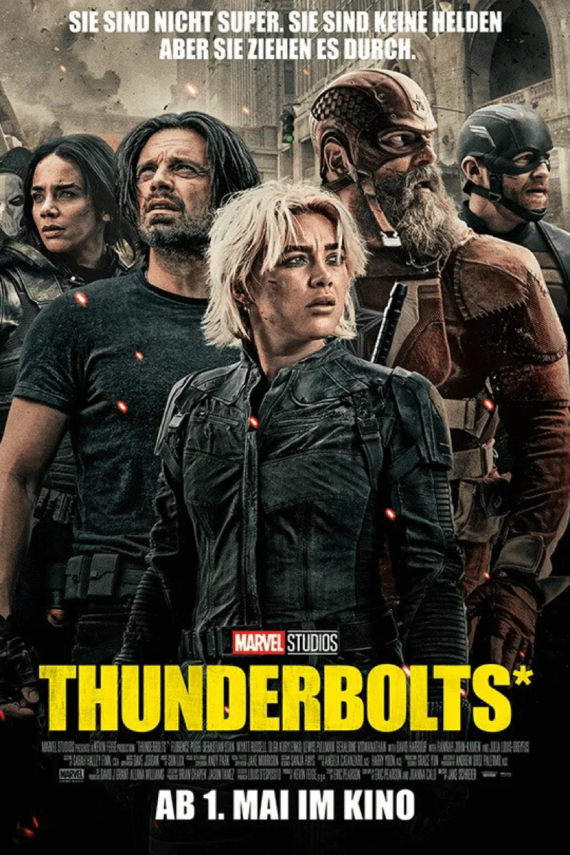 Filmplakat für den Marvel-Film Thunderbolts. Das Plakat zeigt die Hauptfiguren in dramatischer Pose, darunter Yelena Belova (Florence Pugh) im Vordergrund mit kurzen blonden Haaren und schwarzer Jacke, Bucky Barnes/Winter Soldier (Sebastian Stan) direkt dahinter, und rechts daneben Red Guardian (David Harbour) mit Bart und in einer zerrissenen Uniform. Am oberen Rand steht der Slogan "SIE SIND NICHT SUPER. SIE SIND KEINE HELDEN. ABER SIE ZIEHEN ES DURCH." Der Filmtitel THUNDERBOLTS* dominiert den unteren Bereich