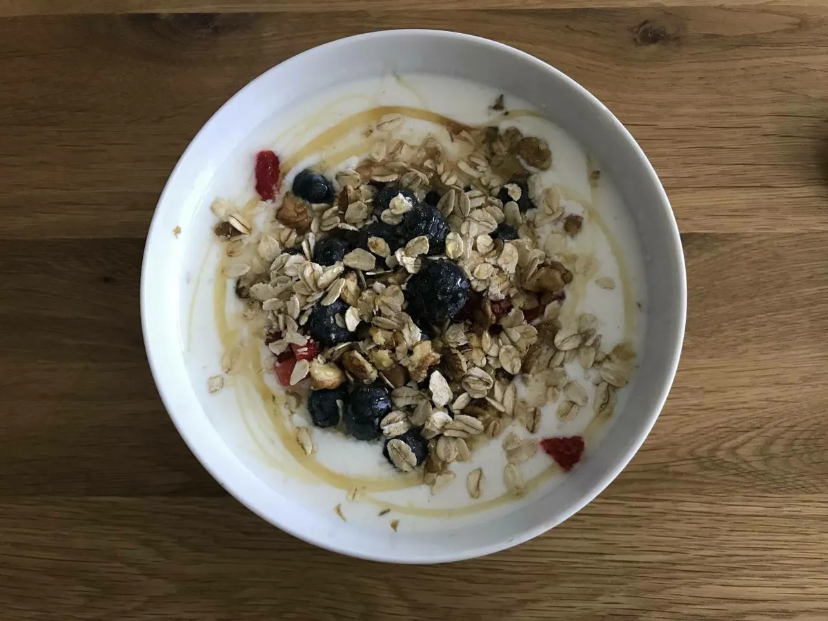 Ein leckeres Müsli mit frischen Obst und Kefir