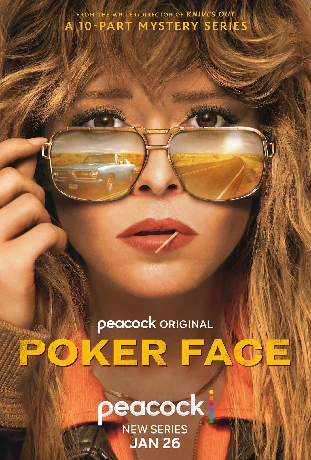 Serienplakat zu Poker Face: Nahaufnahme eines Frauengesichts mit blonden Haaren und großer Pilotenbrille, in deren Gläsern eine Straße und ein Auto gespiegelt sind. Darauf stehen der Titel Poker Face sowie Hinweise auf die Peacock-Serie und den Starttermin.