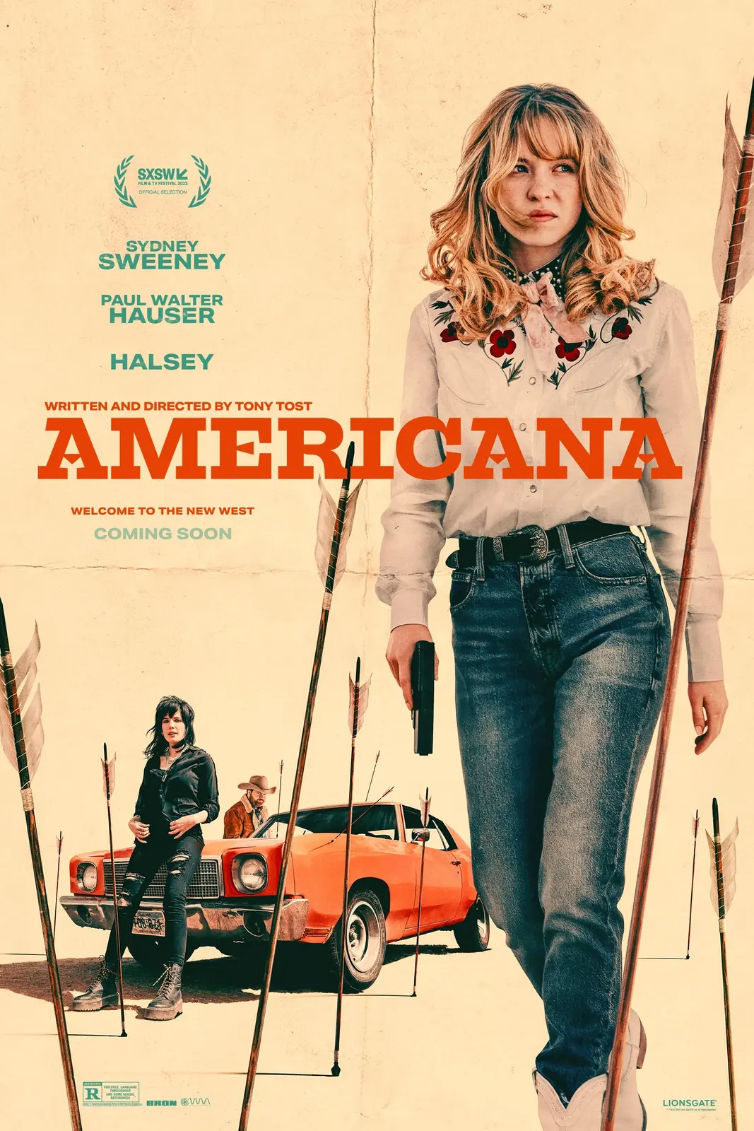 Filmplakat zu Americana mit einer Frau im Westernhemd im Vordergrund, dahinter ein rotes Auto, eine weitere Figur und mehrere Speere in einer staubigen, beigefarbenen Landschaft.